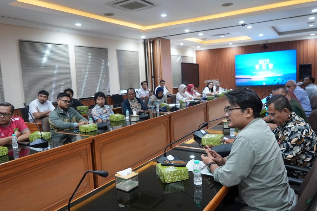 Warga PML saat rapat dengar pendapat dengan Komisi II DPRD Kota Bekasi soal pembangunan tanggul, Rabu (12/8/2026).