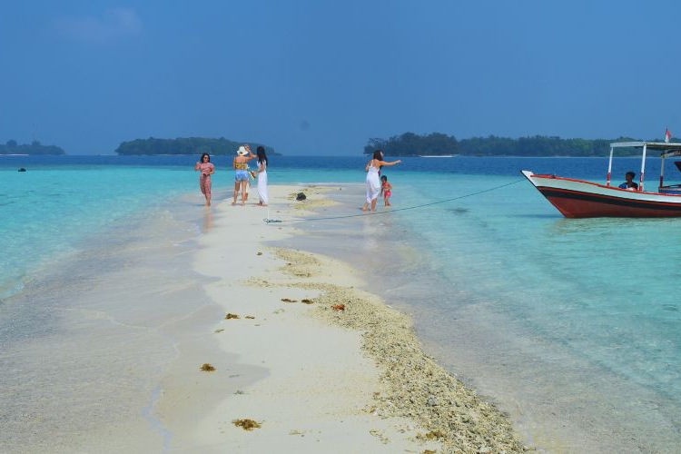 Libur Maulid Nabi, sebanyak 1.729 wisatawan pilih berlibur ke Kepulauan Seribu, karena dekat Jakarta dan mudah dijangkau.