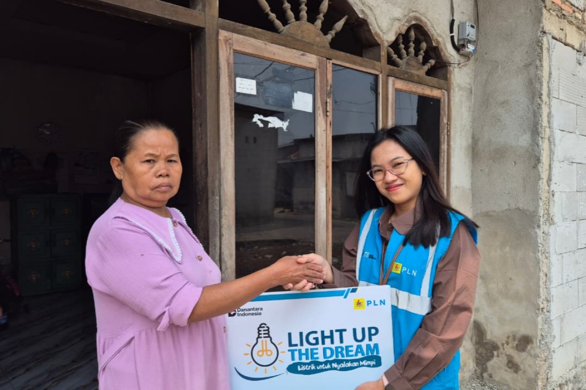 Petugas PLN UP3 Bekasi menyerahkan bantuan program Light Up The Dream kepada Keluarga Jabir di Babelan.