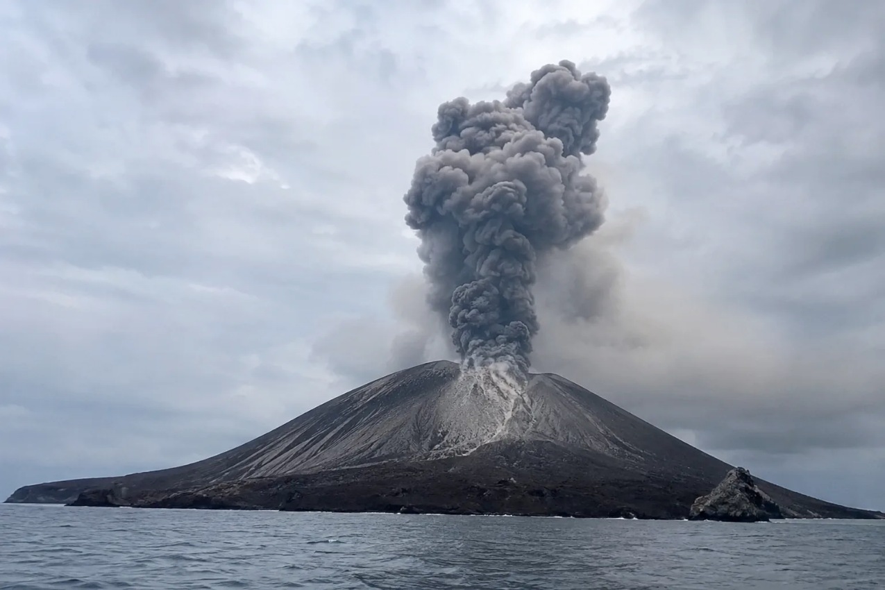 Warga diminta pakai masker dan batasi aktivitas luar rumah gegara abu vulkanik Gunung Anak Krakatau meluas ke Tangerang.