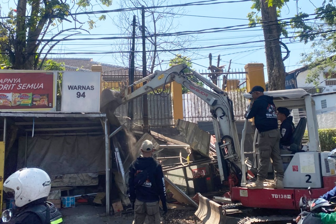 Bangunan liar di Bandung kembali diterbitkan, untuk kembalikan fungsi saluran air.