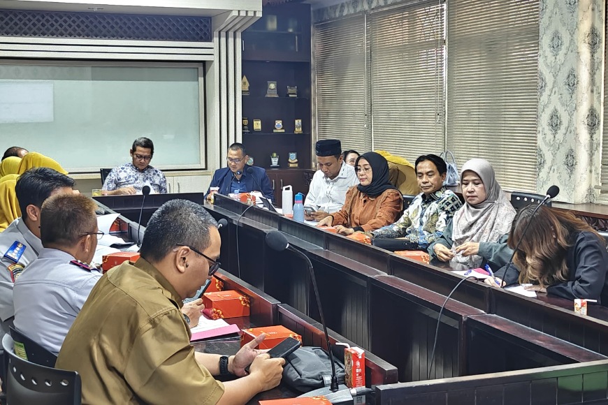 Bapemperda DPRD Kota Bekasi saat rapat bersama, matangkan aturan soal pengelolaan sampah dan perlindungan anak.