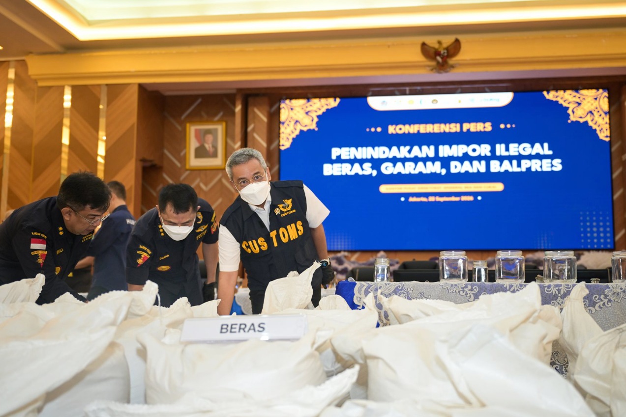 Bea Cukai bongkar modus impor ilegal, 30 kontainer beras-garam dan 1.435 bale pakaian bekas diamankan.
