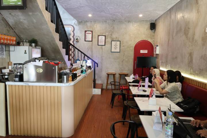 Enggak ikut tren Kafe besar, Berbinar Cafe Cipondoh pilih konsep intim.