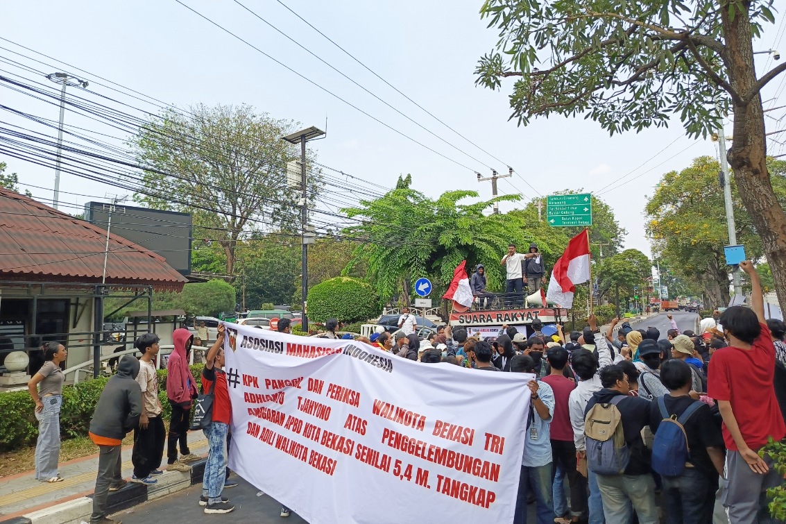Sejumlah mahasiswa saat melakukan aksi demonstrasi, tutup jalan di depan DPRD Kota Bekasi, Rabu (16/9/2026).