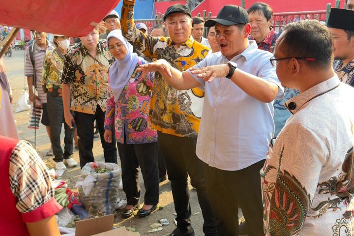 DPRD Kota Bekasi saat turun langsung ke Pasar Baru bersama Direktur Utama PTMP David, gratiskan sewa bulan pertama di Pasar Baru.