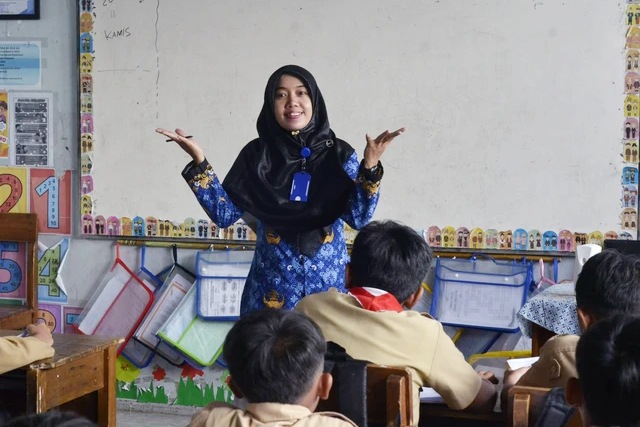 Anggota Komisi X DPR RI Abdul Fikri Faqih angkat suara soal 230 ribu guru PPPK paruh waktu akan diangkat jadi penuh waktu tanpa tes.