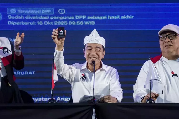 Jokowi saat pamer KTA PSI, kader di daerah bilang jadi energi baru untuk konsolidasi partai.