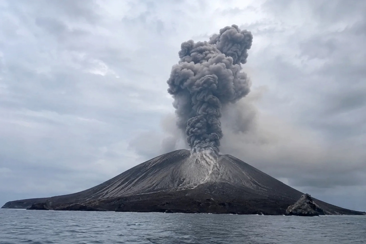 Wakil Ketua DPR RI, Sufmi Dasco Ahmad angkat suara soal lima jurnalis hilang saat liput erupsi anak Krakatau, minta pencarian dimaksimalkan.