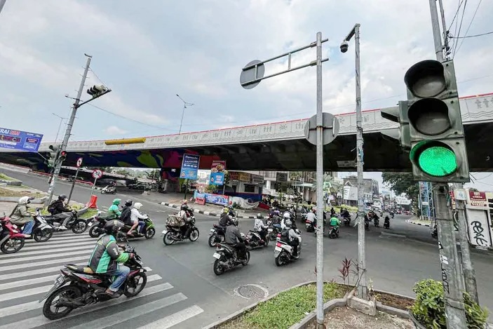Pencurian kabel lampu lalu lintas terjadi di sejumlah lokasi di Bandung. Pemkot Bandung berkoordinasi dengan polisi untuk mengungkap kasus dan menangkap pelaku.
