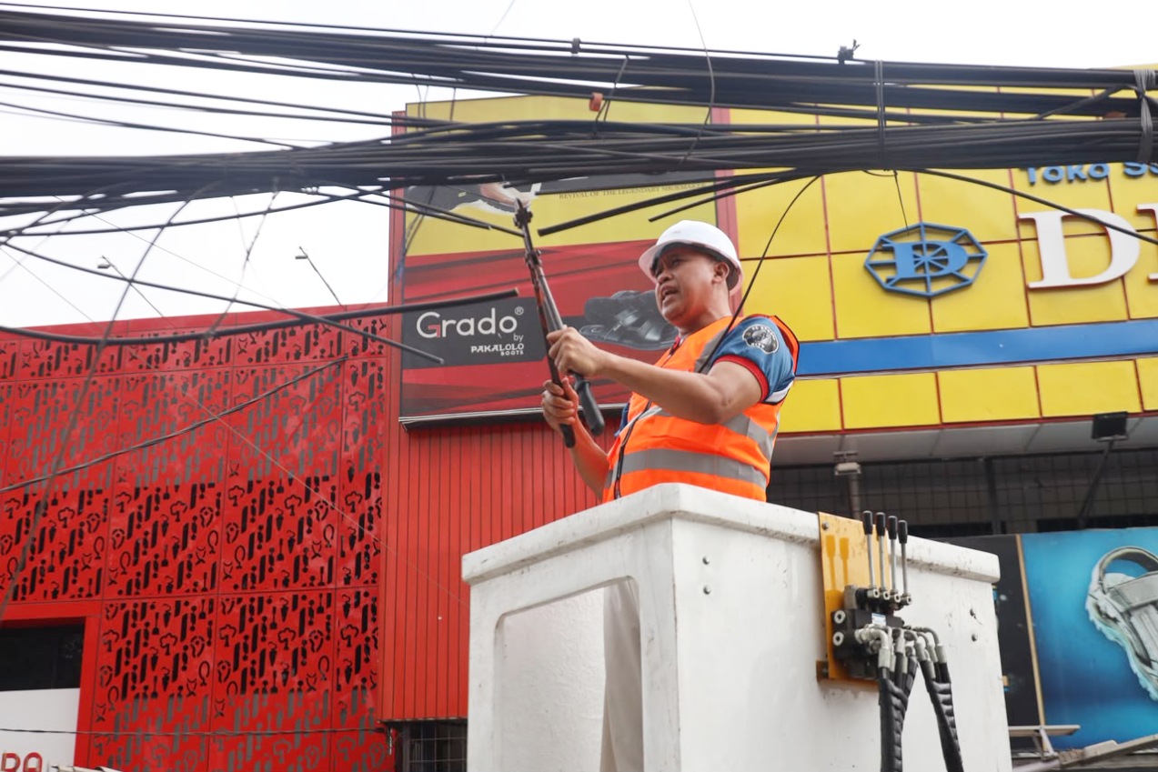 Wali Kota Tri Adhianto tertibkan kabel semrawut di Bekasi, targetkan bebas kabel udara dalam 3 tahun.