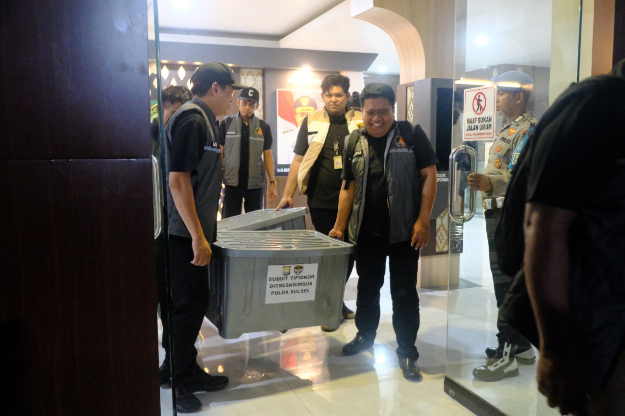 Empat boks berisi dokumen dibawa oleh penyidik Kortastipidkor Polri dari kantor dan rumah Bupati Gowa, Senin (21/9/2026).