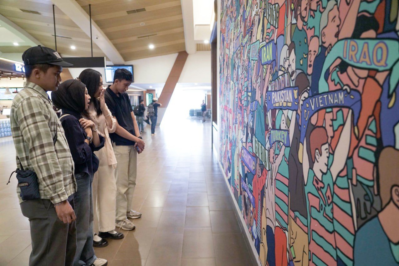 Karya Maulana Yusuf As-Shauqi atau Uqi mejeng di Bandara Husein Sastranegara Bandung.