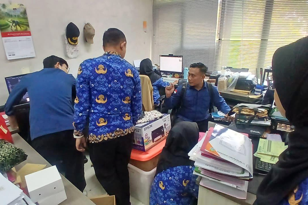 Penyidik Kejagung saat menggeledah sejumlah kantor di Kota Bekasi terkait dugaan korupsi tata kelola Migas.
