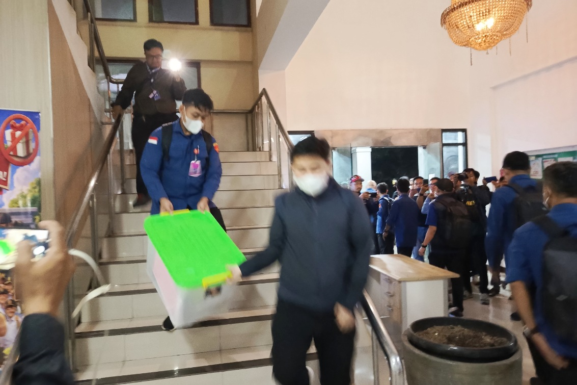 Kejagung bawa sejumlah dokumen pakai Box besar usai geledah kantor Bapenda Kota Bekasi, Kamis (17/9/2026).