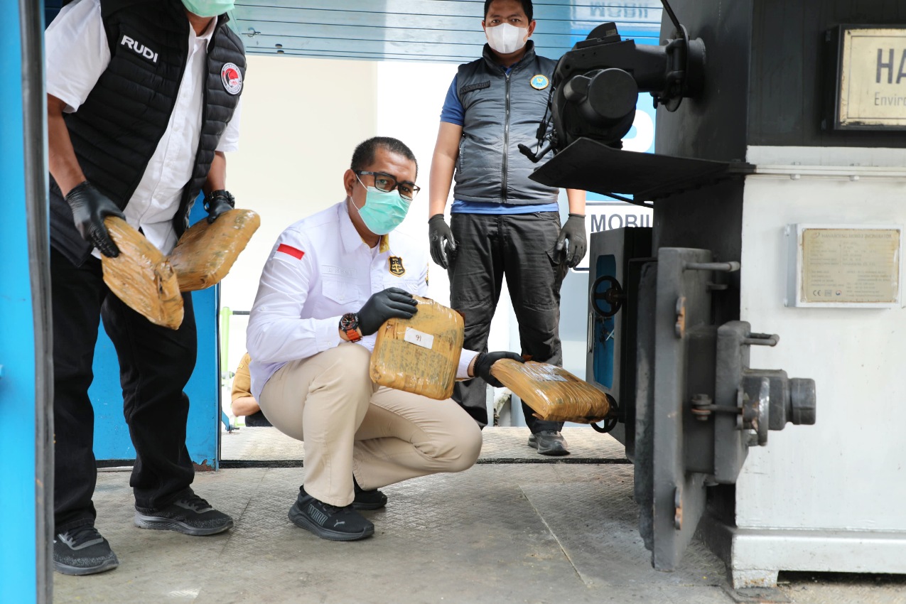Ganja, sabu hingga obat-obatan terlarang dimusnahkan oleh Kejari Kota Bekasi dari sejumlah perkara.