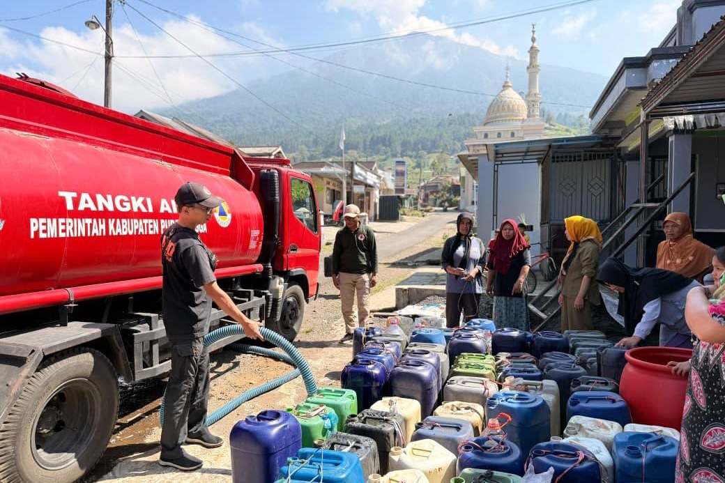 Sejumlah wilayah di Jawa Tengah alami kekeringan, 75 juta liter air bersih didistribusikan ke 2,3 juta warga.