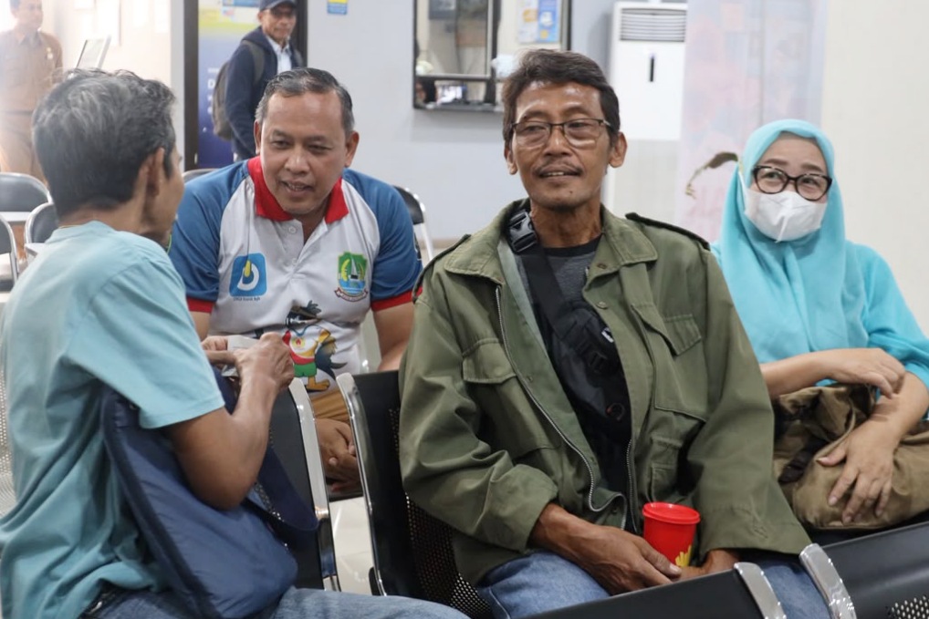 Wali Kota Bekasi Tri Adhianto turun langsung ke Disdukcapil usai banyak warga ngeluh di medos.