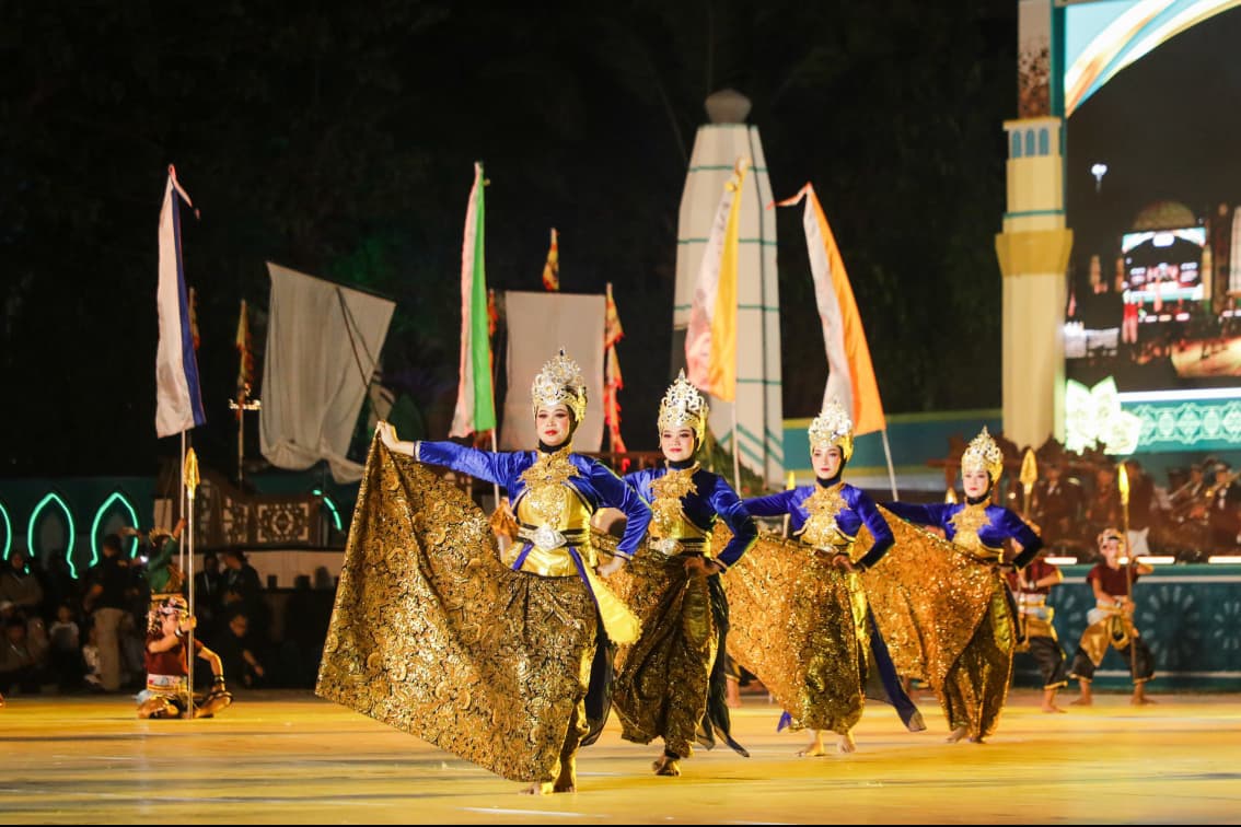 Ratusan penari bawa kisah jejak Islam di Tanah Jawa, dalam pembukaan MTQ Nasional XXXI di Semarang.