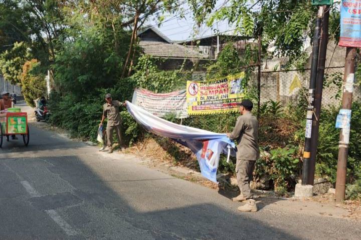 Petugas saat menertibkan spanduk tak berizin di Tangerang.