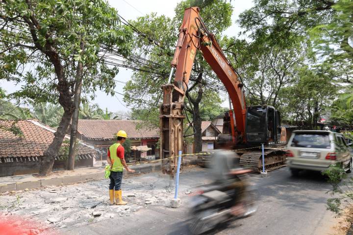 Dinas PUPR Kota Tangerang akan awasi jalan hingga enam bulan setelah diperbaiki.