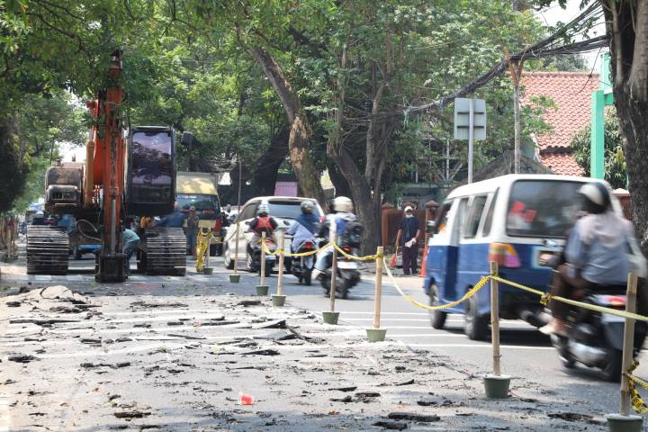 Terapkan rekayasa lalu lintas, Jalan Teuku Umar Karawaci Tangerang mulai diperbaiki.