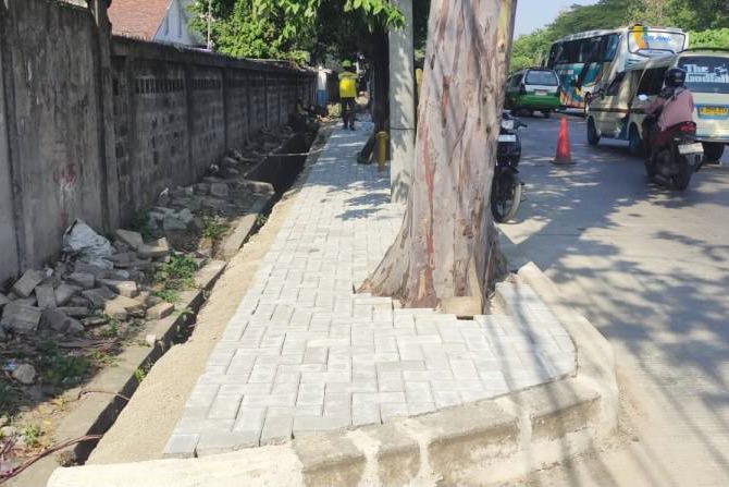 Trotoar Jalan Raya Bouraq Tangerang kini diperbaiki usai dikeluhkan warga.
