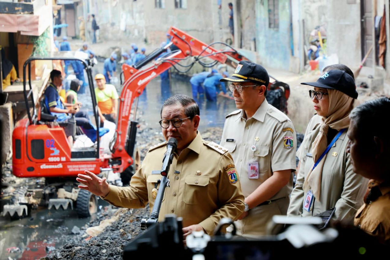 Gubernur Pramono saat turun langsung meninjau penataan anak Kali Krukut, ungkap sejumlah hal.