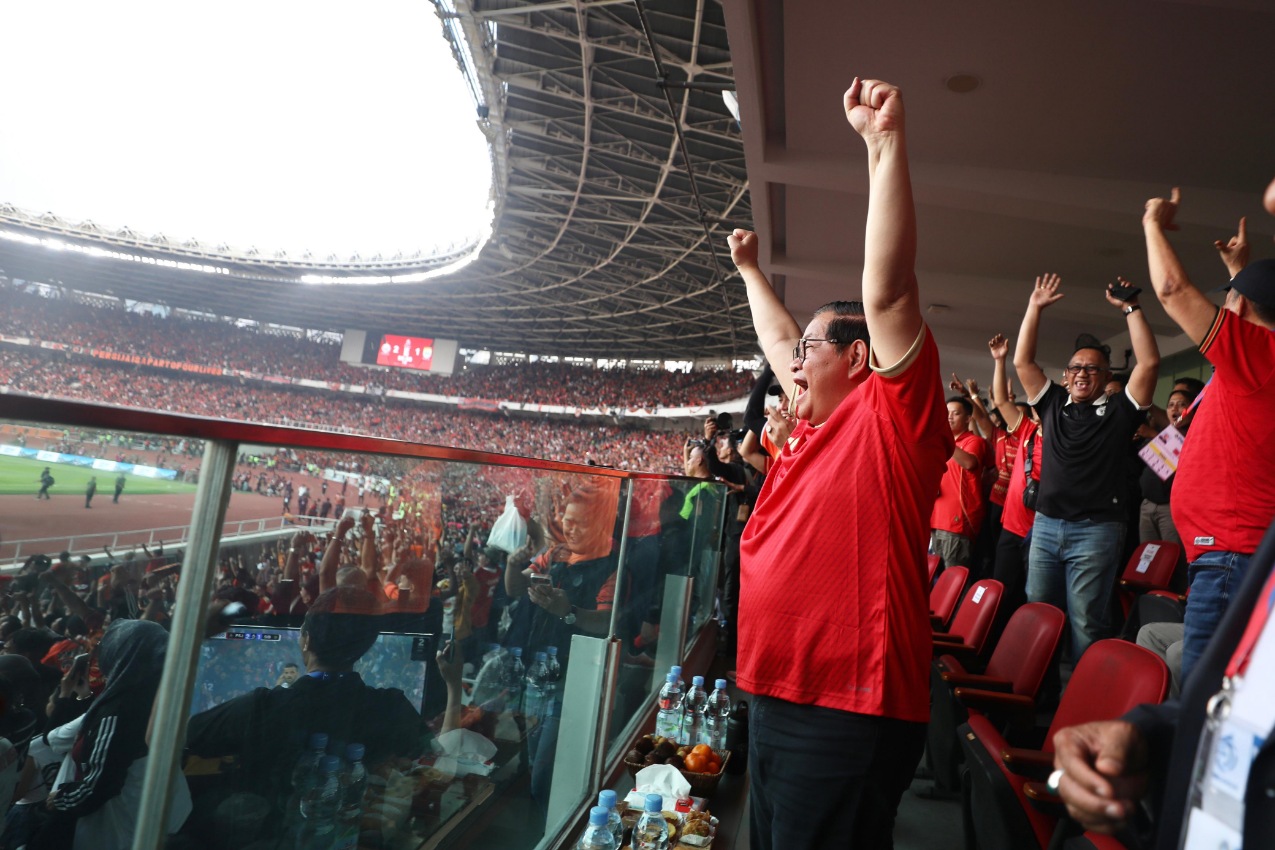 Gubernur Pramono saat bergembira melihat Persija menang melawan Persib 2-1 di SUGBK, Sabtu (12/9/2026).