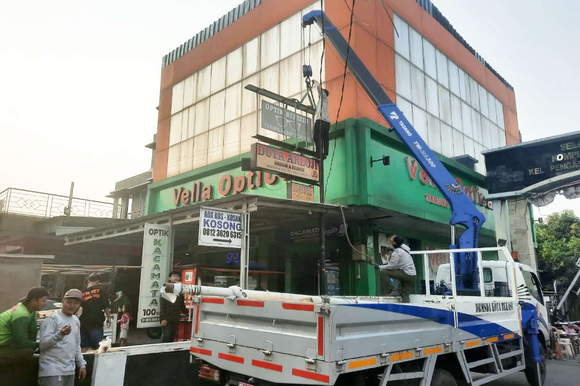 Sejumlah reklame di Bekasi dibongkar petugas lantaran tak berizin.