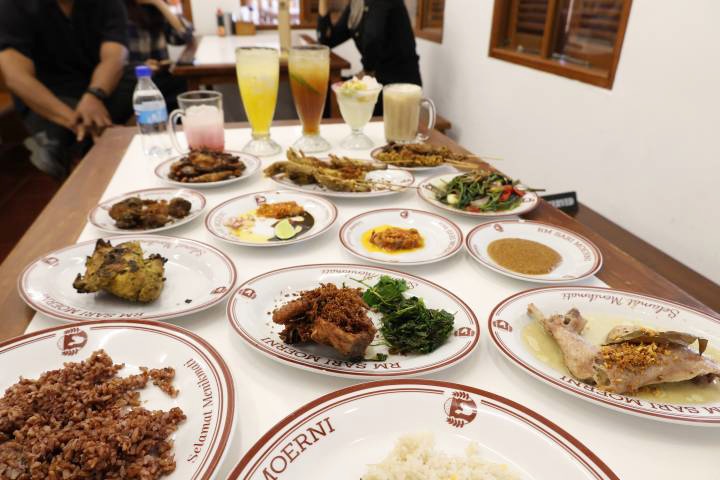 Sejumlah menu di RM Sari Moerni yang buka di Kisamaun Tangerang.