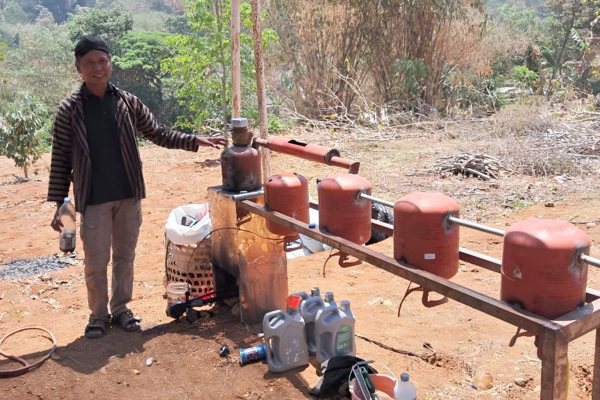 Sopir Ambulans Mas Gondrong di Sragen sulap sampah plastik jadi gas, bisa nyalakan kompor 55 menit.
