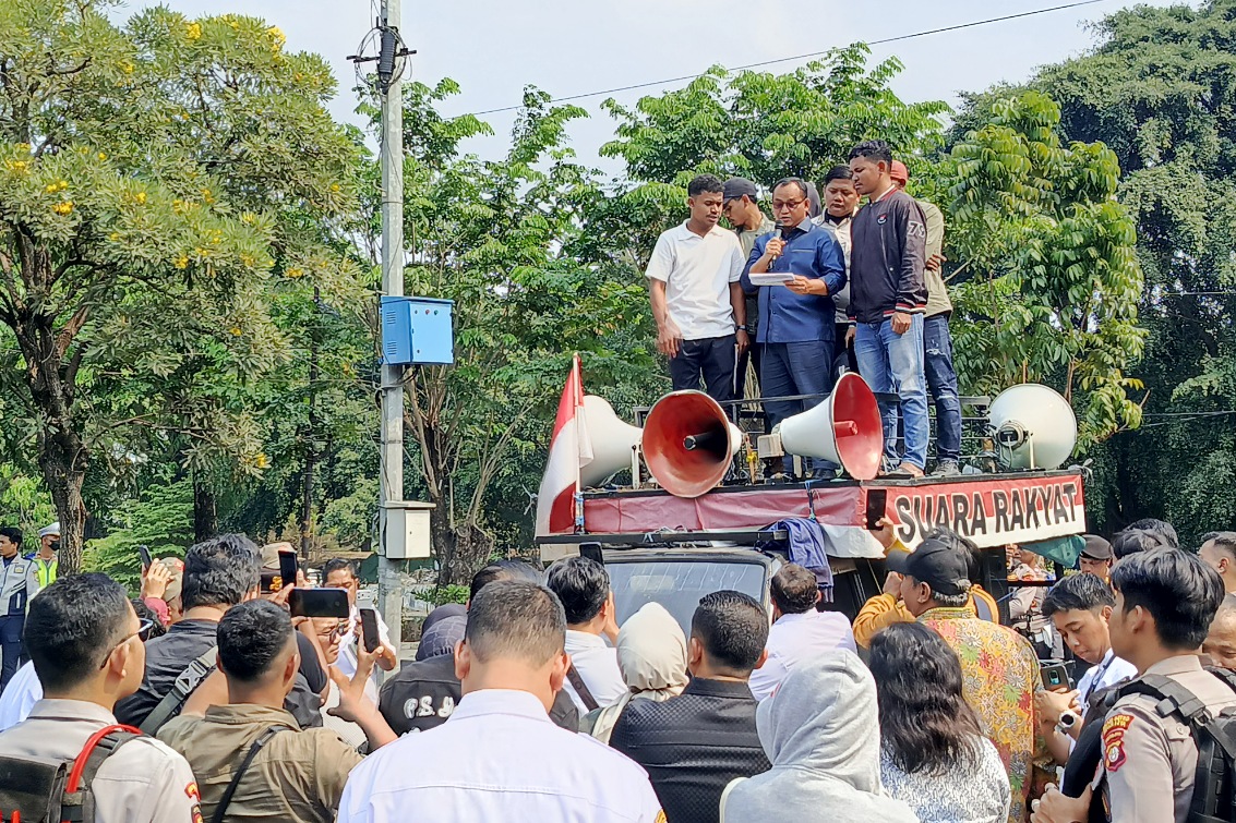 Didesak bentuk Pansus, Ketua DPRD Kota Bekasi Sardi Efendi naik ke mobil komando temui Mahasiswa, siap tindaklanjuti tuntutan, Rabu (16/9/2026).