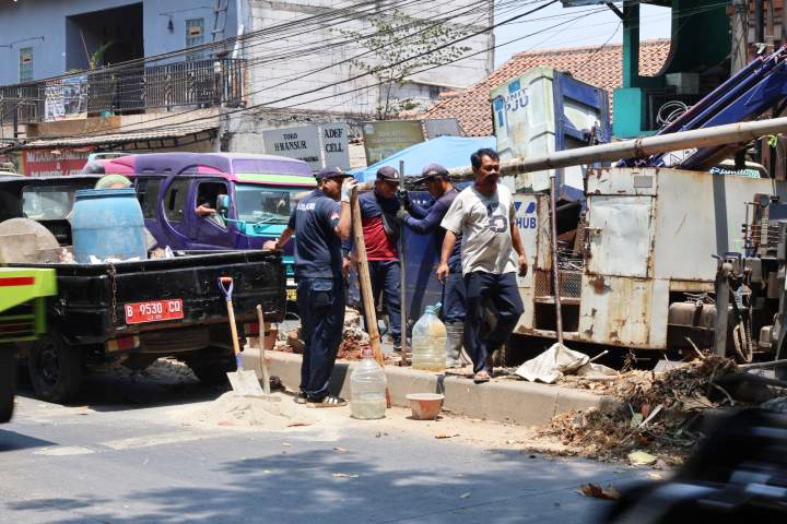 Tiang PJU roboh, Jalan Suryadarma Tangerang arah Bandara sempat gelap total.