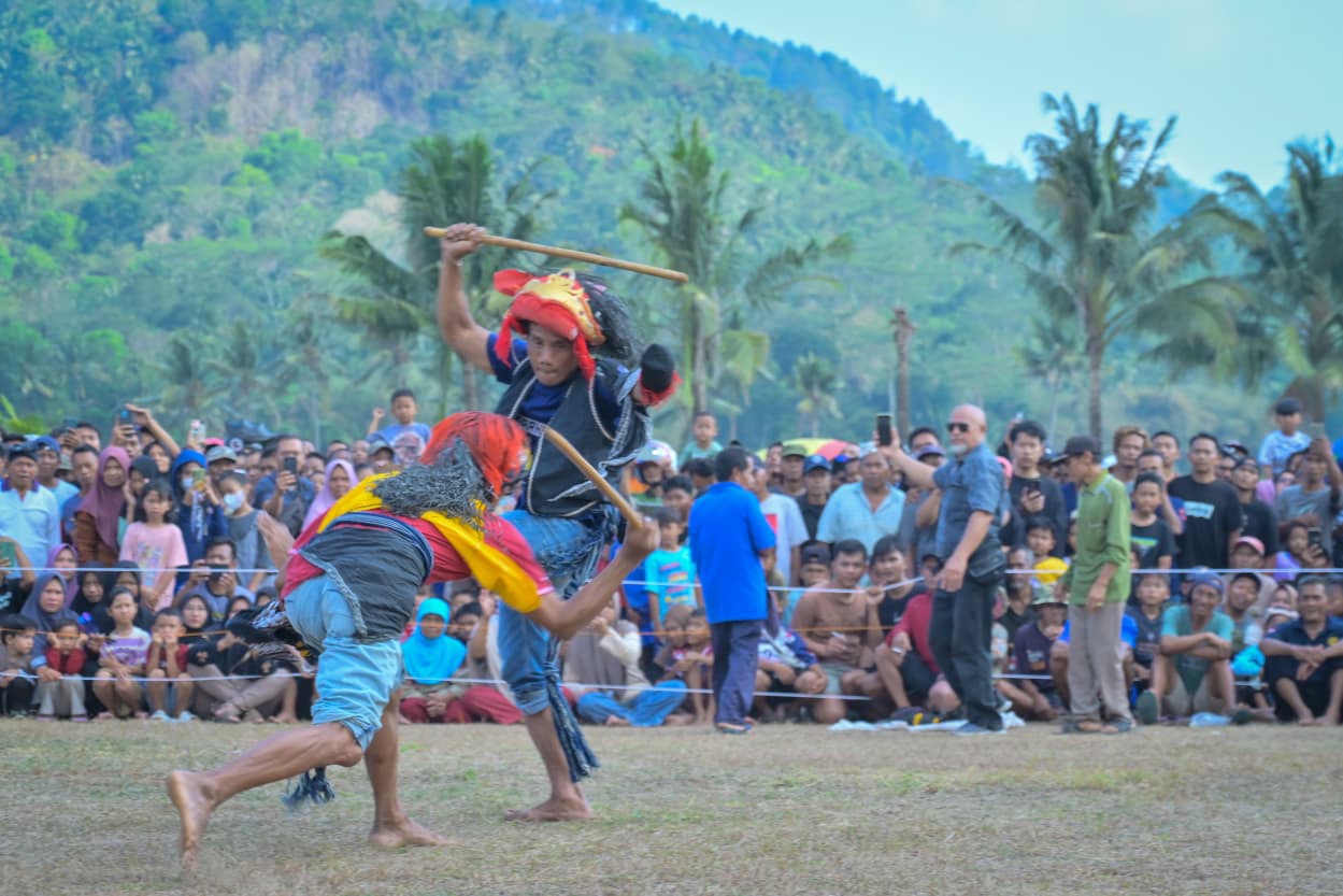 Tradisi Ujungan di Banjarnegara, dua pendekar saling sabet rotan demi memanggil hujan.
