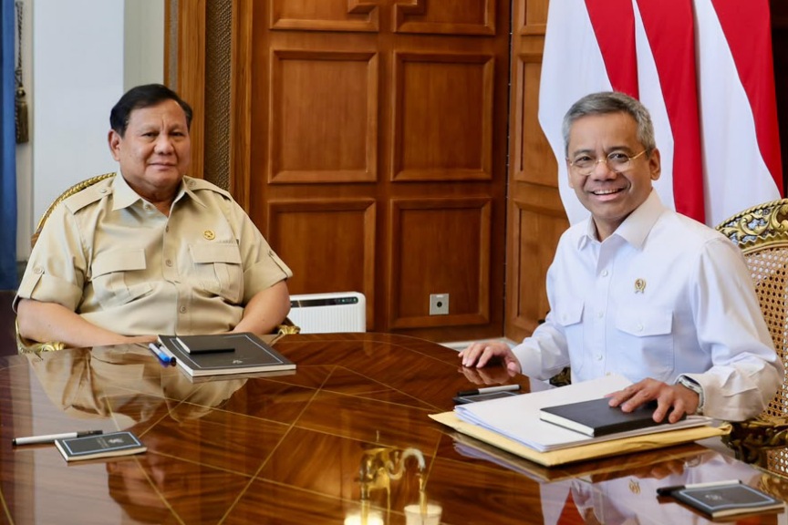 Menteri Keuangan Suahasil Nazara (kanan) usai bertemu Presiden Prabowo di Istana, sebut meski utang BLBI Rp 218,3 triliun sudah lunas ke BI, pemerintah tetap kejar obligor.