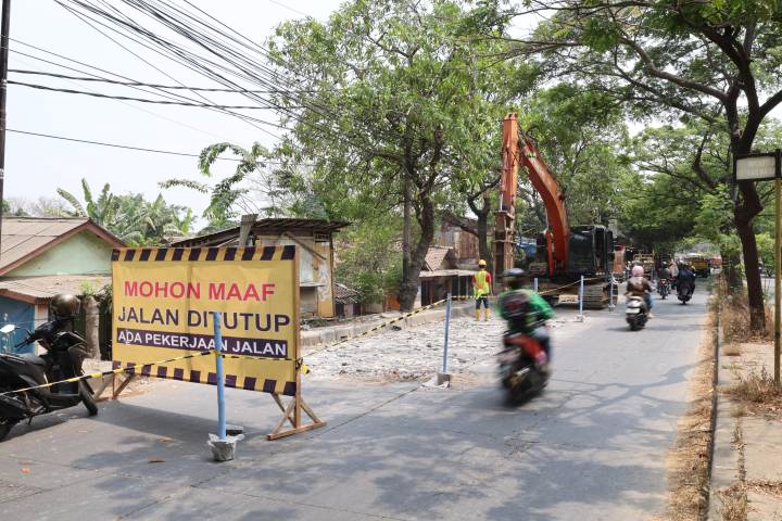 Warga Kota Tangerang diminta segera lapor jika temukan jalan rusak yang baru diperbaiki.
