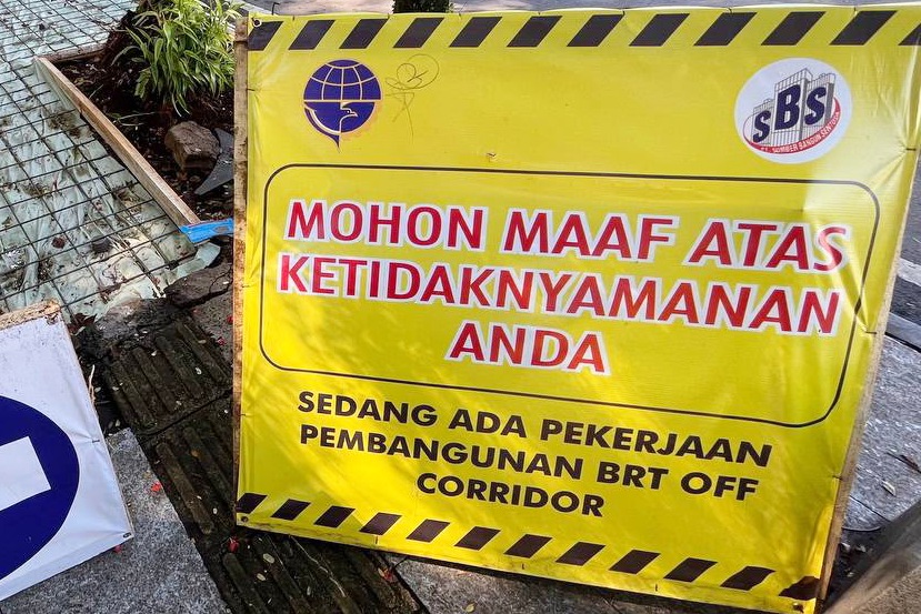 Wali Kota Bandung Muhammad Farhan angkat suara soal keluhan warga Halte BRT dibangun di tengah jalan.