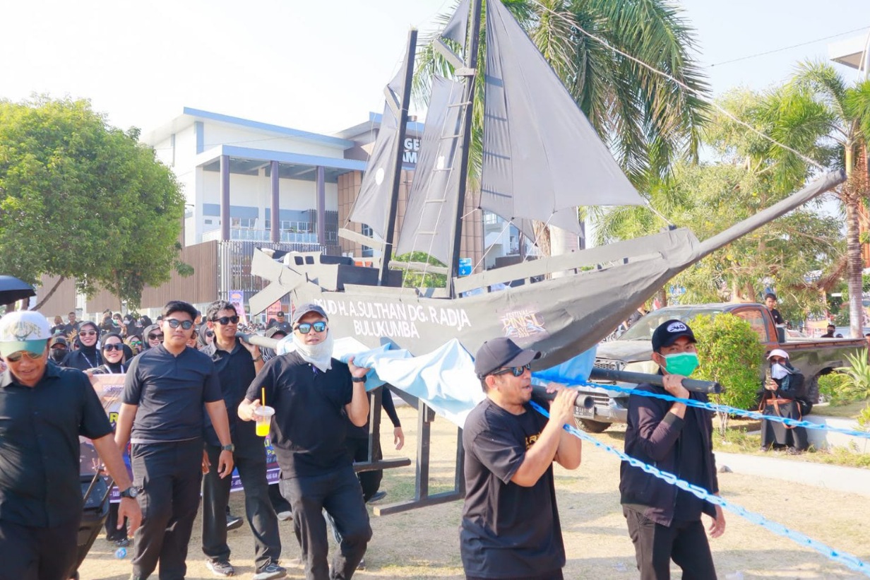 Ratusan petugas RSUD Bulukumba saat turun di karnaval festival Pinisi XVI, angkat filosofi Annyorong Lopi.
