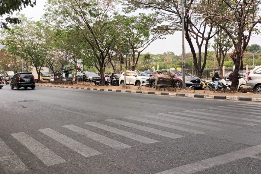 Arus lalu lintas Urip Sumoharjo menuju jalan Perintis Kemerdekaan ramai lancar, tak seperti biasanya, Senin (26/10/2026).