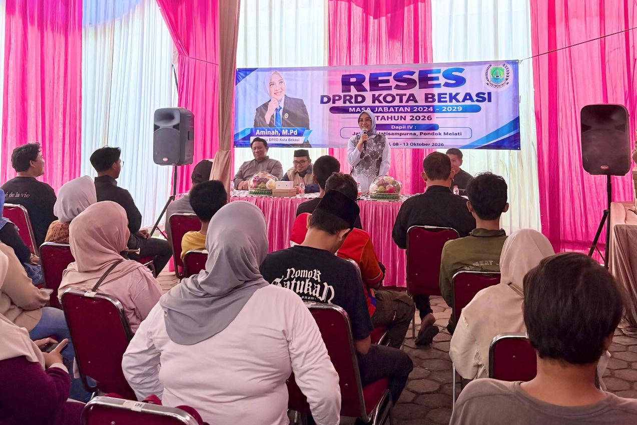 Anggota DPRD Kota Bekasi Aminah saat menggelar reses menampung sejumlah aspirasi warga di RT 02 RW 02, Kelurahan Jatisari, Kecamatan Jatiasih, Jumat (9/10/2026).
