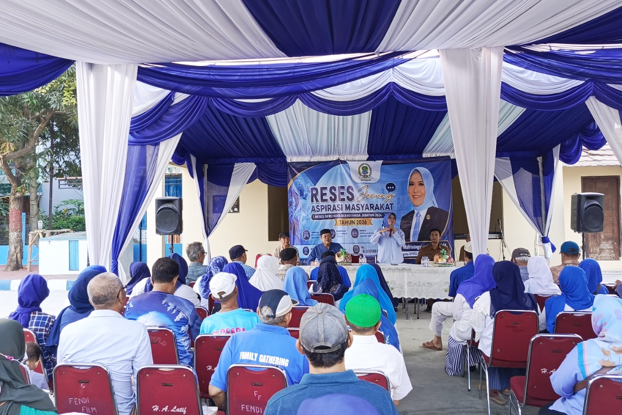 Anggota DPRD Kota Bekasi Evi Mafriningsianti saat menggelar reses menampung aspirasi warga di RW 010, Kelurahan Duren Jaya, Kecamatan Bekasi Timur, Senin (12/10/2026). Infrastruktur hingga UMKM jadi sorotan.
