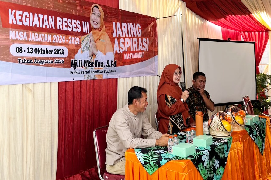 Anggota DPRD Kota Bekasi dari Fraksi Partai Keadilan Sejahtera (PKS), Ii Marlina, saat menggelar reses di Jatisampurna, Jumat (9/10/2026).