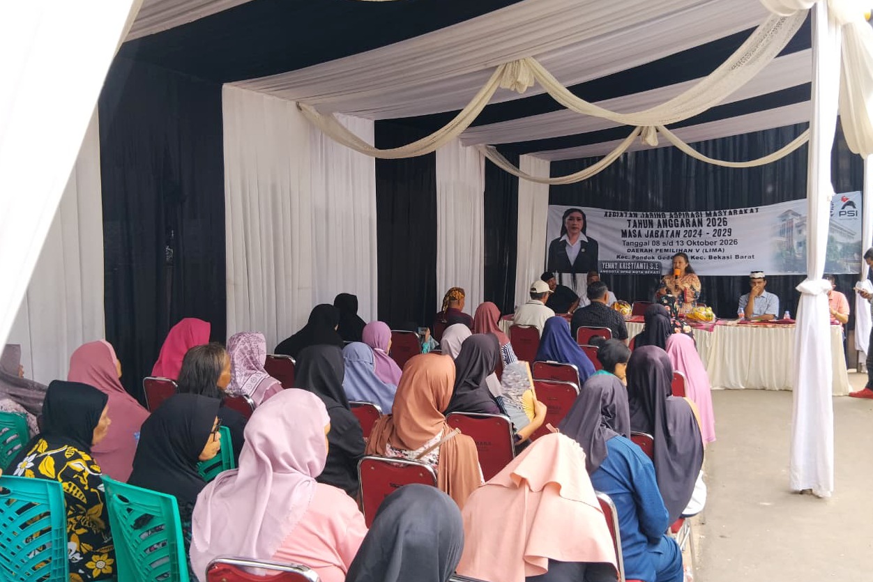 Anggota DPRD Kota Bekasi Fraksi Golkar Solidaritas, Yenny Kristianti, saat menggelar reses di RT 06 RW 02 Jaticempaka, Pondokgede, Selasa (13/10/2026).