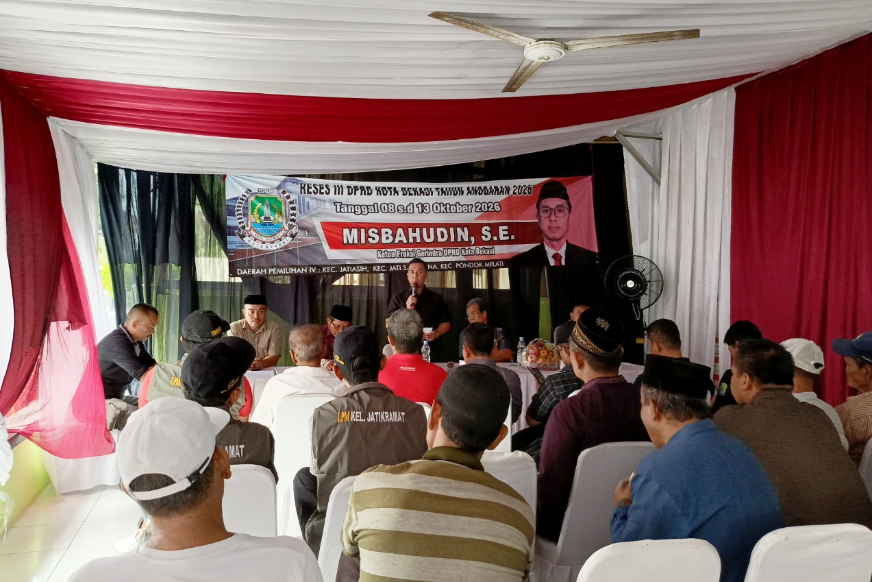 Anggota DPRD Kota Bekasi yang juga Ketua Fraksi Partai Gerindra Misbah saat menggelar reses menyerap aspirasi warga di RW 008, Jatikramat, Sabtu (10/10/2026).
