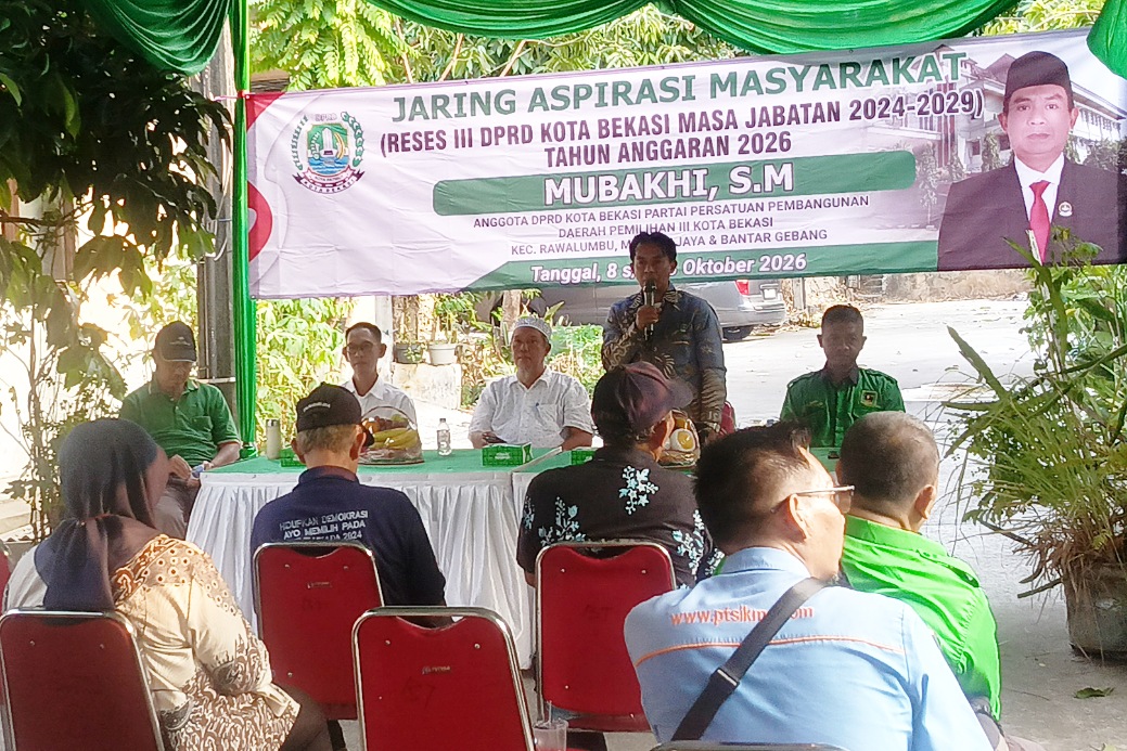 Warga Pengasinan, Rawalumbu minta kali di wilayahnya dikeruk saat Anggota DPRD Kota Bekasi Mubakhi menggelar reses, Kamis (8/10/2026).