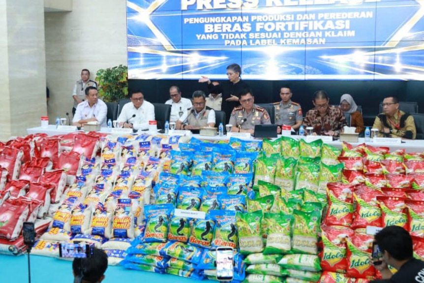 Penampakan beras fortifikasi yang diungkap Bareskrim Polri.