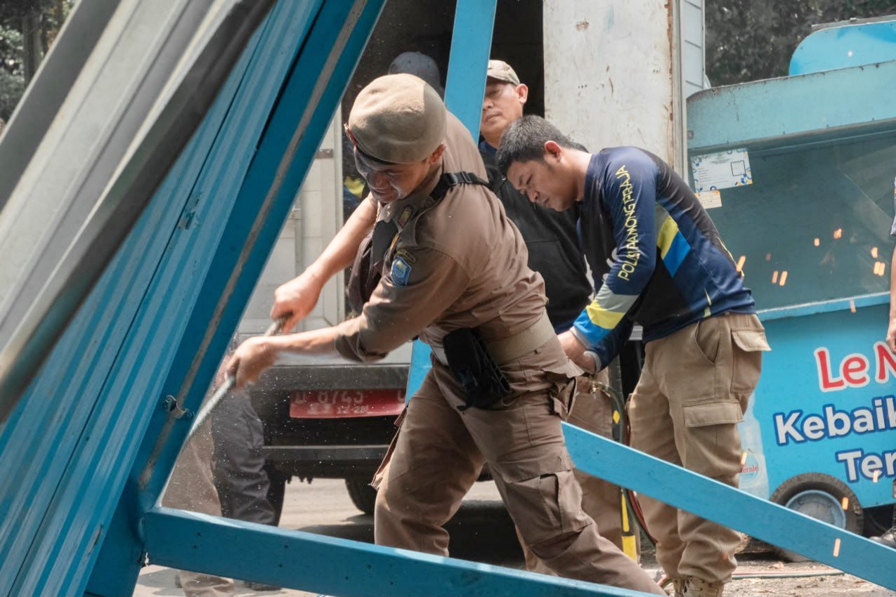 Satpol PP Bandung saat membongkar sejumlah lapak PKL dan bangunan liar alias Bangli di Jalan Hasanudin serta Jalan Surya Kencana, Kamis (1/10/2026).