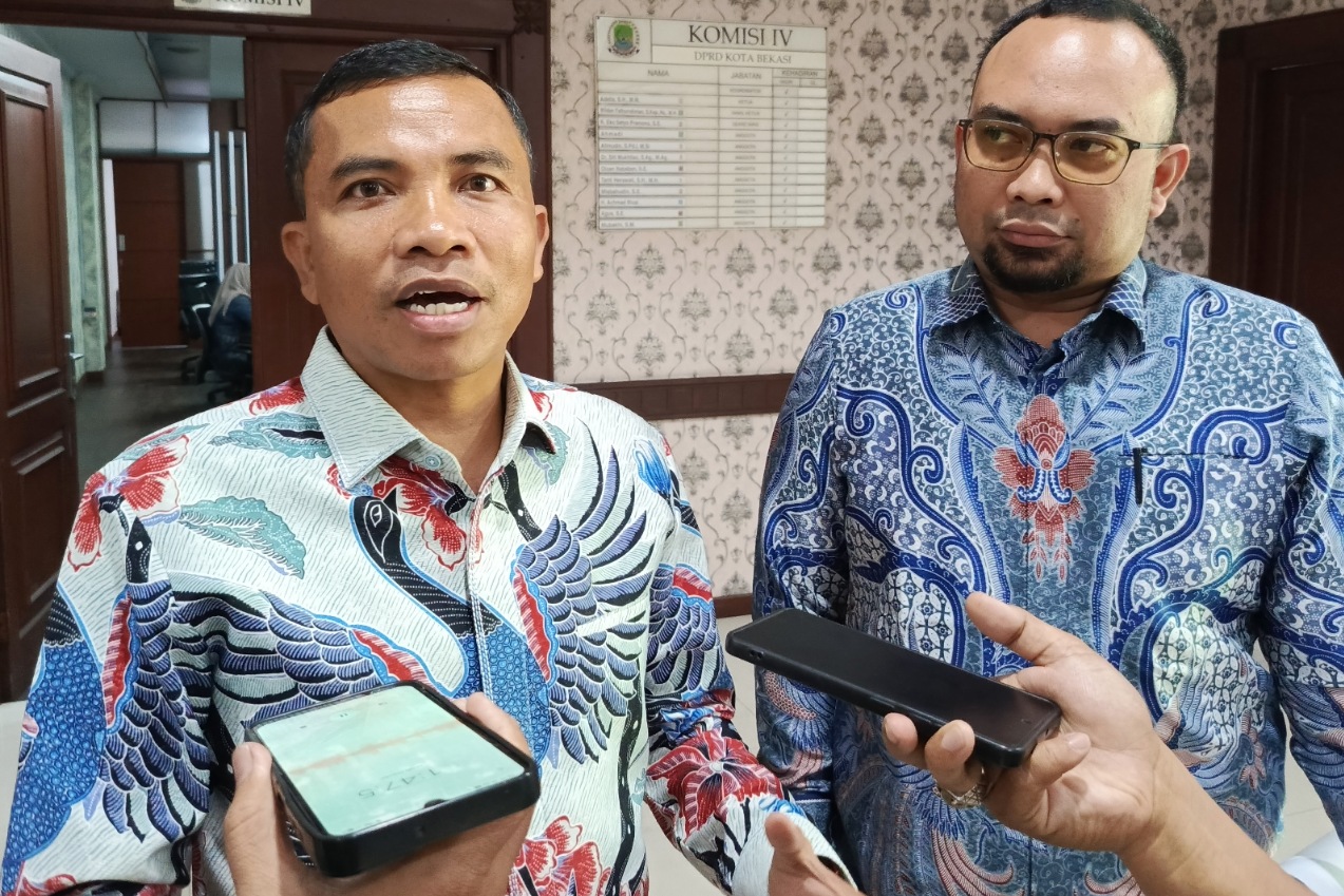 Ketua Pansus 11 DPRD Kota Bekasi Nawal Husni (kanan) bersama Direktur Utama PT Sinergi Patriot Aldo Sirait (kiri) bicara soal pengembangan bisnis hingga kontribusi bagi PAD.