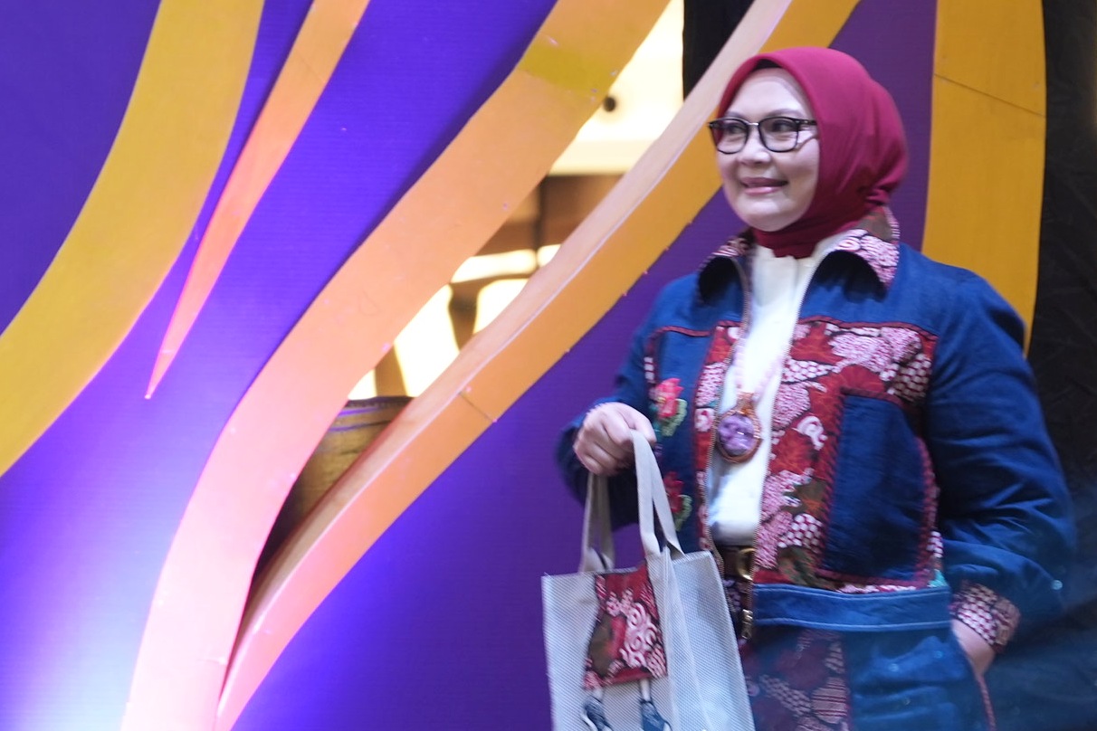Sekretaris DPRD Kota Bekasi Lia Erliani saat tampil di Bekasi City Fashion Movement.
